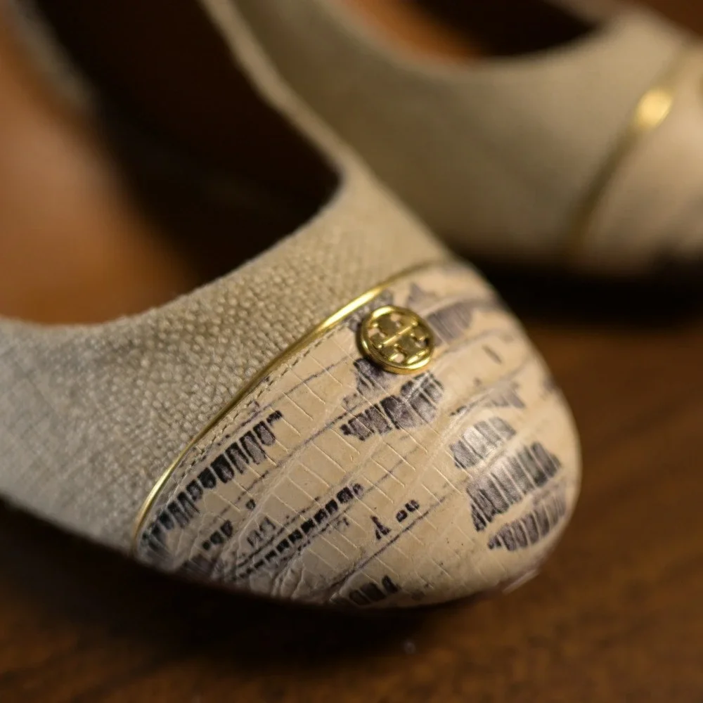 Tory Burch $325. Canvas Snakeskin Cap Toe Block Heel Pumps Beige Gold Logo 9M